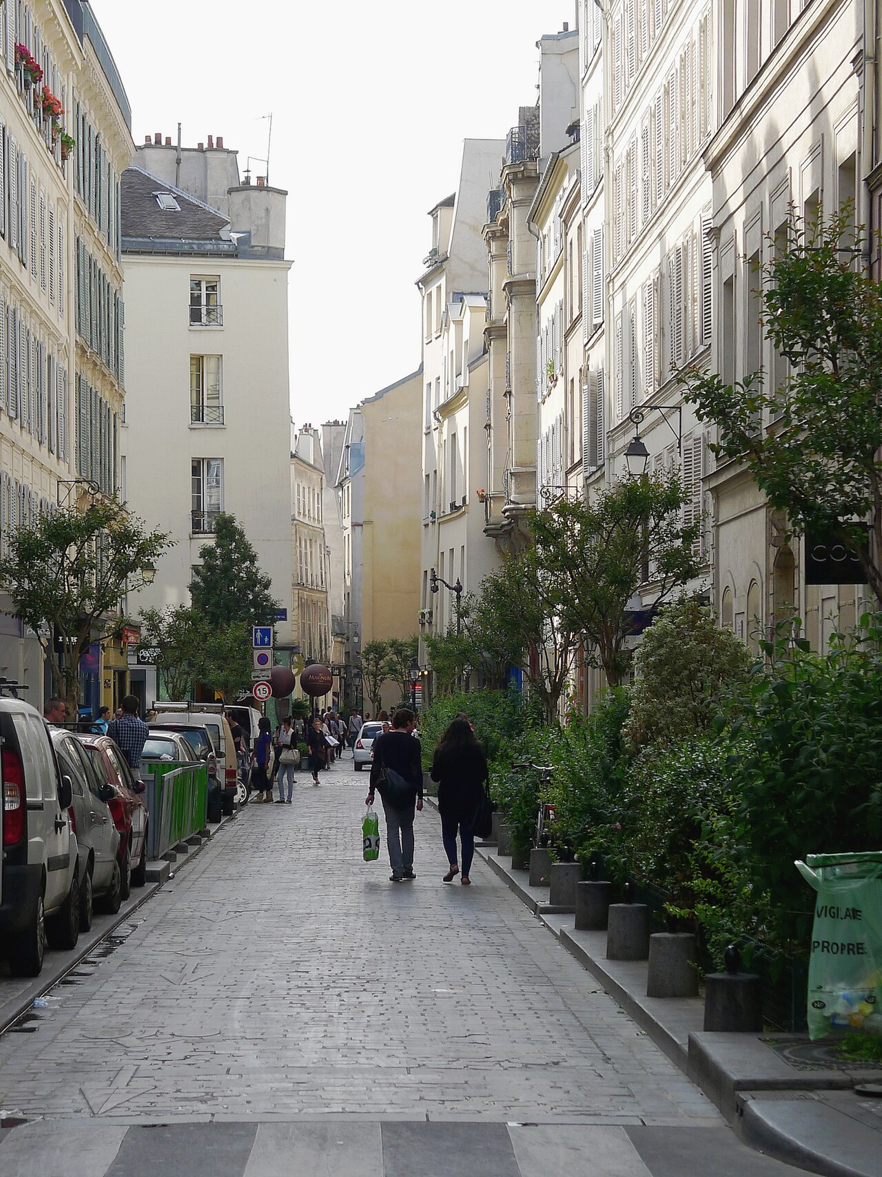 Façades colorées et vélos dans le quartier du Marais à Paris