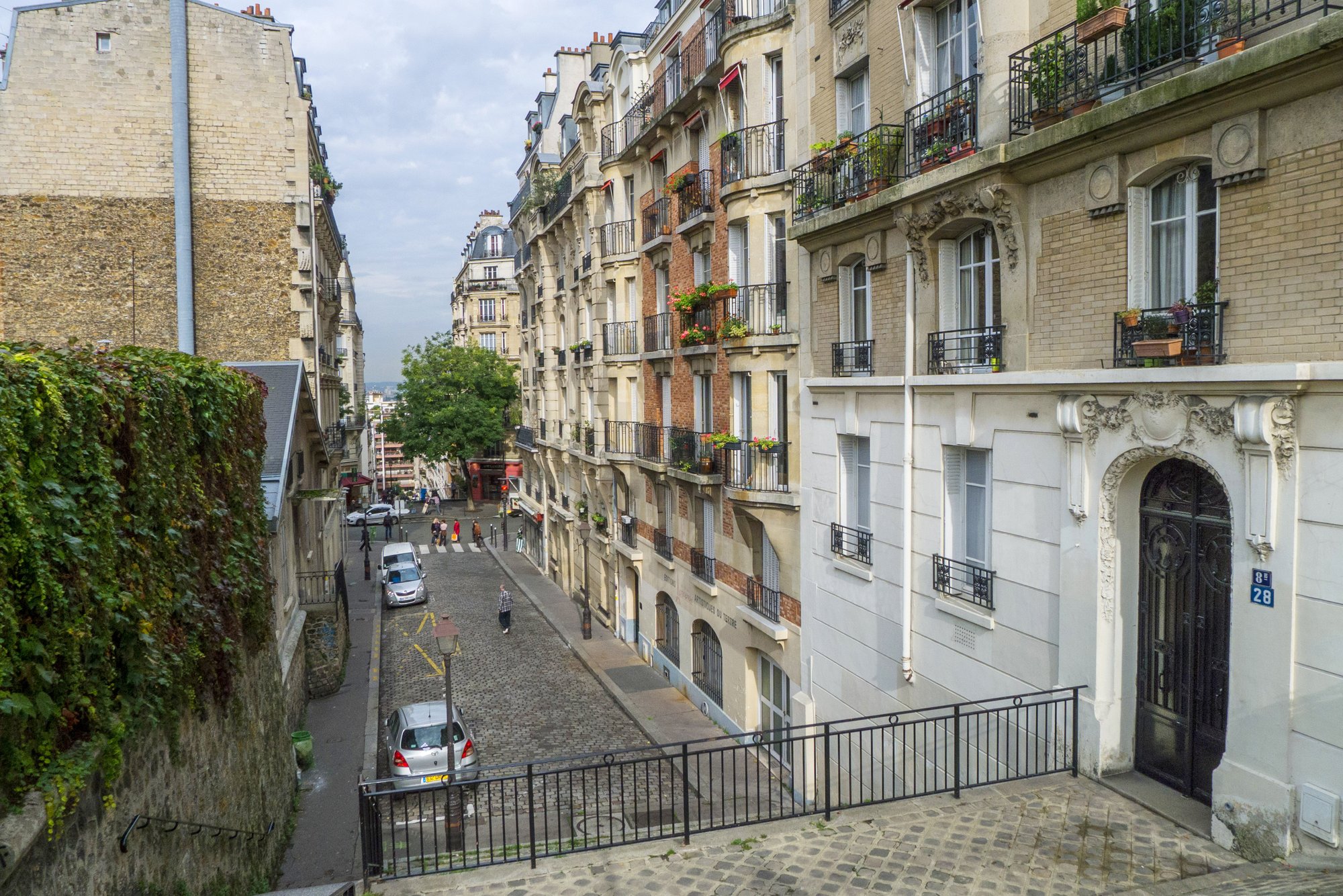 Vue sur Montmartre depuis les rues du bas de la butte, Paris