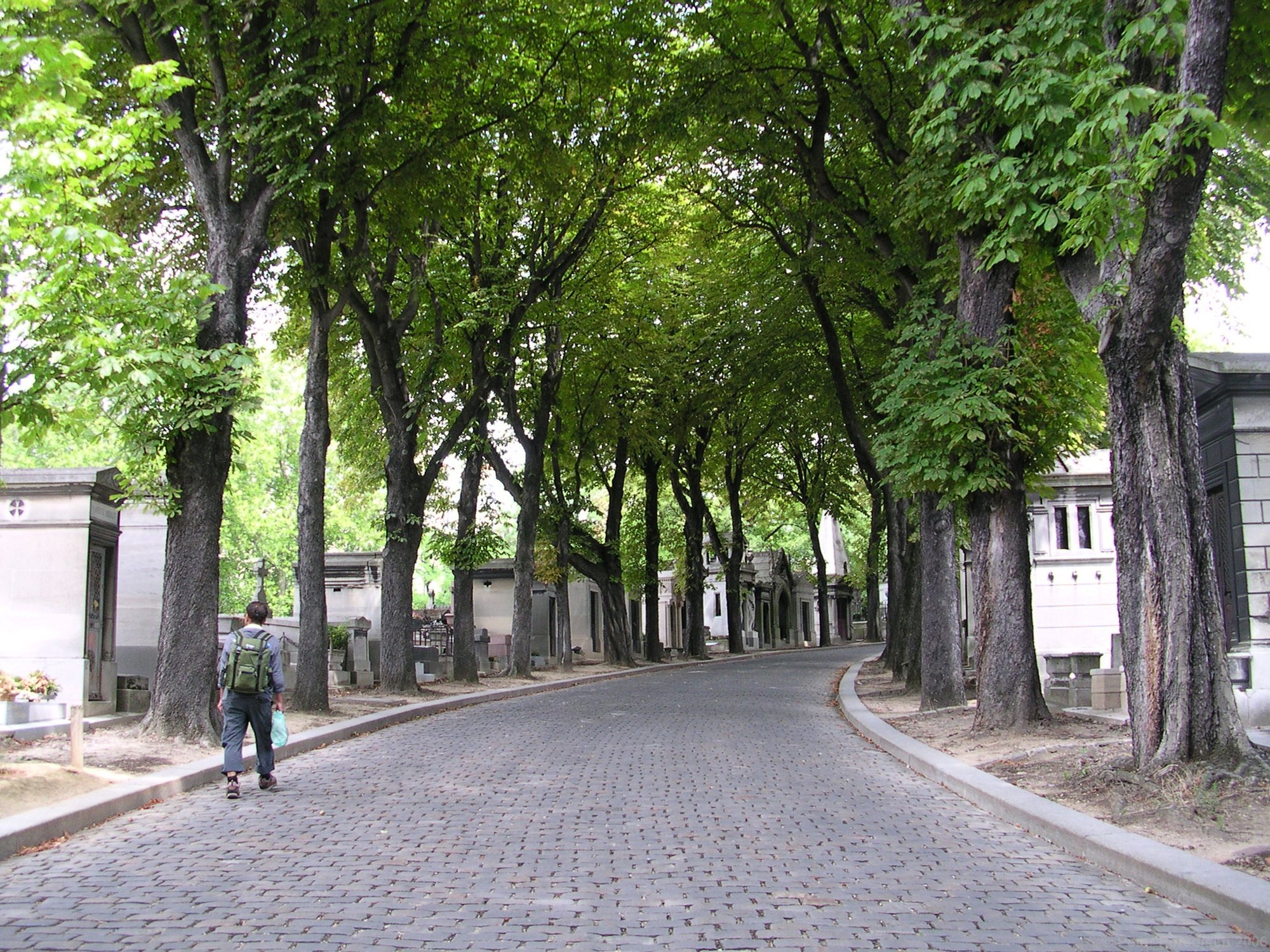 Allée du cimetière du Père-Lachaise en automne, Paris